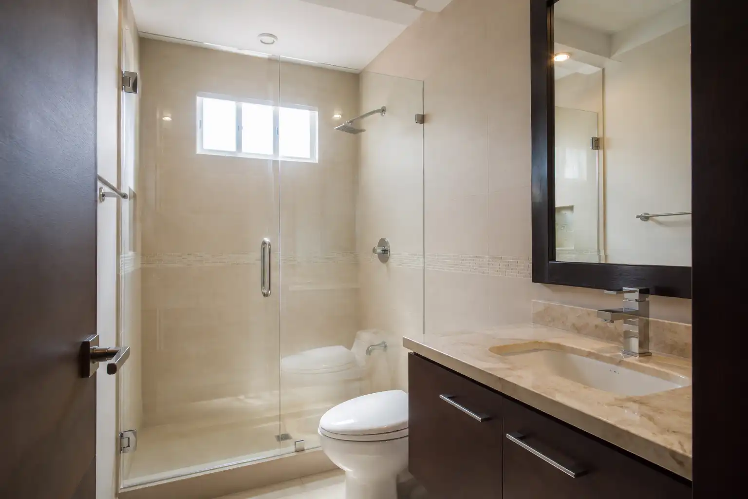 Puertas de vidrio para baño en Maracaibo: opciones, instalación y precios